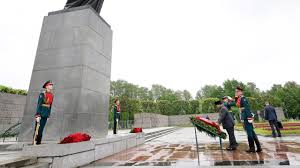 Prabowo dan Delegasi Letakkan Karangan Bunga di Piskarovskoye Memorial Cemetery Rusia