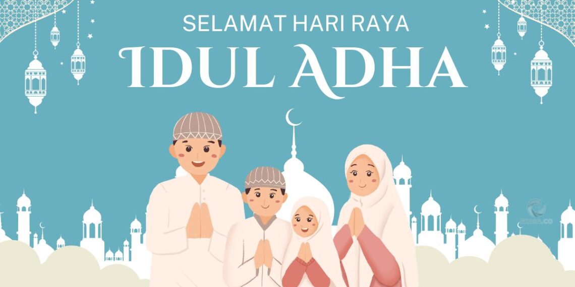 Keluarga Muslim berfoto bersama dengan pose tangan memohon maaf di Hari Raya Idul Adha 2025