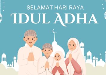Keluarga Muslim berfoto bersama dengan pose tangan memohon maaf di Hari Raya Idul Adha 2025
