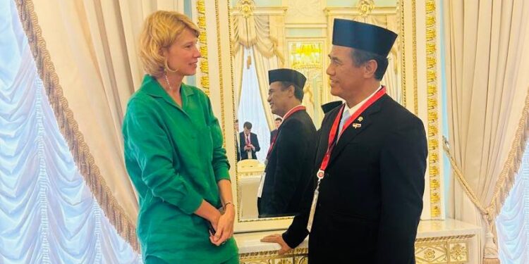 Menteri Pertanian Rusia Oksana Nikolaevna Lut dan Mentan RI Andi Amran Sulaiman berdiri bersama dalam pertemuan kerja sama pangan di St. Petersburg, 20 Juni 2025.