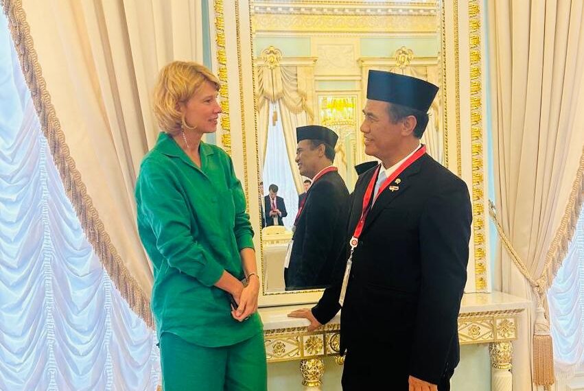 Menteri Pertanian Rusia Oksana Nikolaevna Lut dan Mentan RI Andi Amran Sulaiman berdiri bersama dalam pertemuan kerja sama pangan di St. Petersburg, 20 Juni 2025.