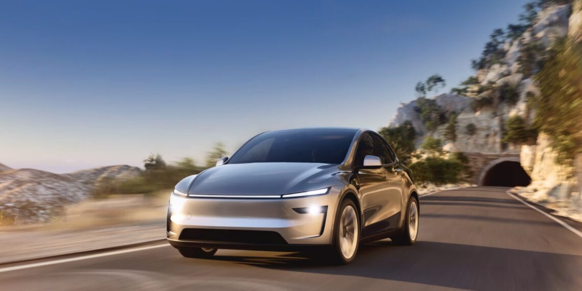 Tanpa Sopir! Mobil Tesla Ini Jalan Sendiri Sampai ke Depan Rumah