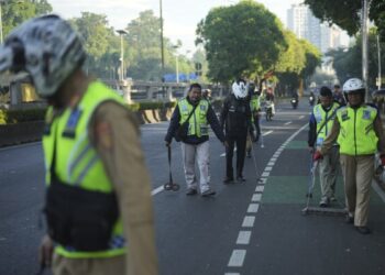 Relawan Jakarta Perangi Paku Jalanan