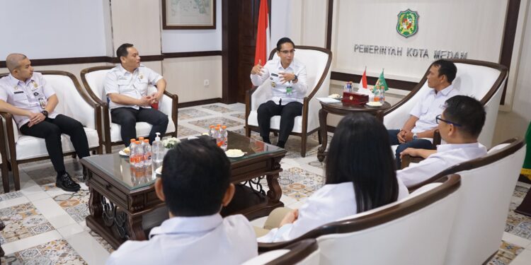 Terima Audiensi SMSI, Rico Waas Ingatkan Pentingnya Mengelola Medsos Dengan Bijak