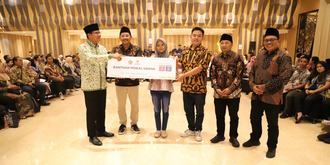 100 Pasangan Nikah Massal Dapat Bantuan Usaha dari BAZNAS