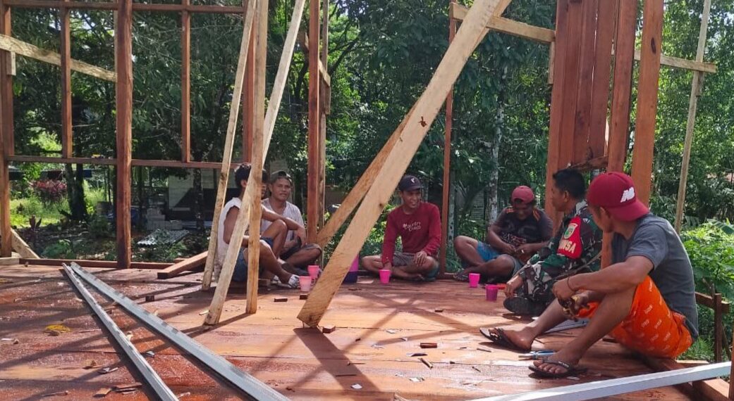 Babinsa Koramil 1710-06/Agimuga Laksanakan Komsos Untuk Mengetahui Situasi Di Wilayah Binaannya