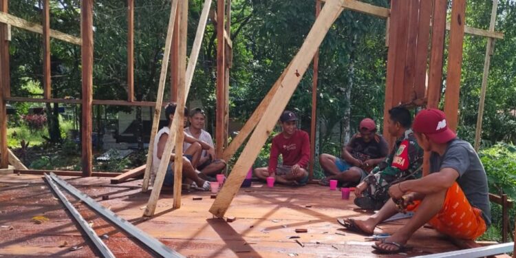 Babinsa Koramil 1710-06/Agimuga Laksanakan Komsos Untuk Mengetahui Situasi Di Wilayah Binaannya