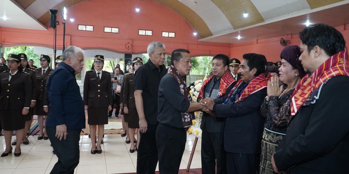 Jampidsus dan Kapuspenkum Ikuti Upacara Penyerahan Jenazah Calon Jaksa Reynanda