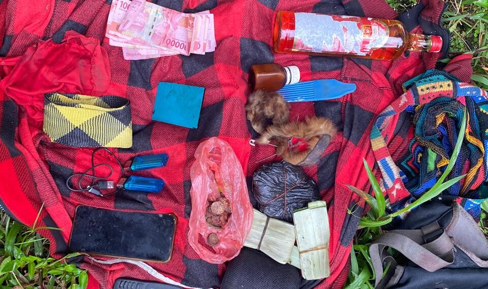 Prajurit TNI Lumpuhkan Tokoh OPM Enos Tipagau di Intan Jaya