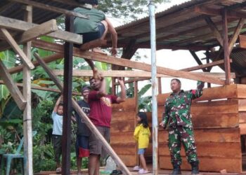 Babinsa Koramil 1710-07/Mapurujaya Laksanakan Komsos dan Bantu Warga Bangun Rumah