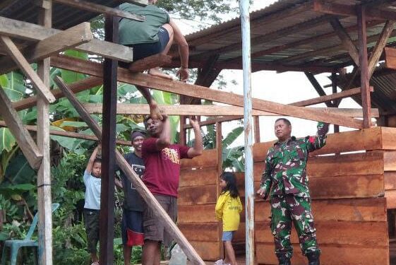 Babinsa Koramil 1710-07/Mapurujaya Laksanakan Komsos dan Bantu Warga Bangun Rumah