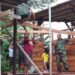 Babinsa Koramil 1710-07/Mapurujaya Laksanakan Komsos dan Bantu Warga Bangun Rumah