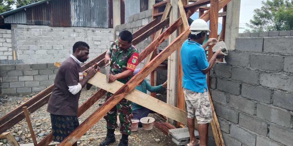 Perkokoh Kemanunggalan, Babinsa Koramil 1710-07/Mapurujaya Bantu Pembangunan Rumah Warga