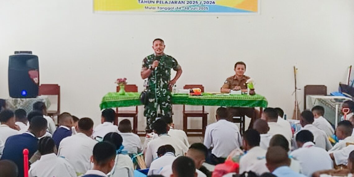 Babinsa Koramil Kuala Kencana Berikan Materi Wawasan Kebangsaan Kepada Siswa-Siswi SMK Dalam Masa MPLS