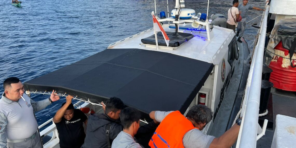 Bakamla RI Evakuasi Korban Kebakaran KMP Barcelona 5 di Perairan Talise