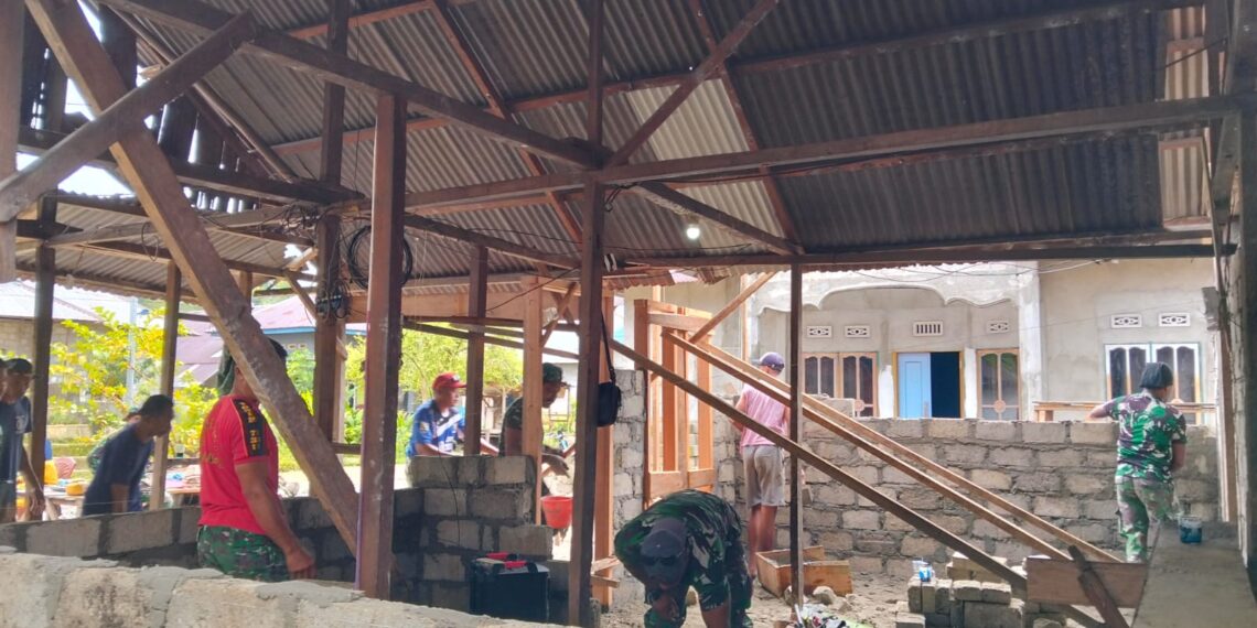Satgas TMMD Kodim 1506/Namlea Bangun Rumah Tidak Layak Huni di Desa Leku