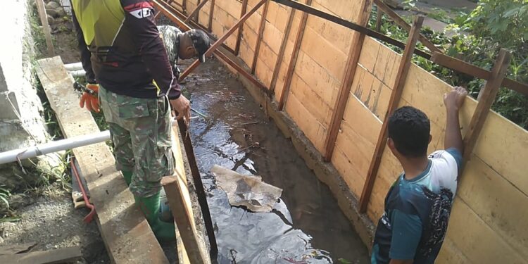 Teriknya Matahari Membakar Semangat Satgas TMMD 125 Kodim 1506/Namlea Dalam Pembuatan Reol/Drainase Raksasa di Desa Waenono