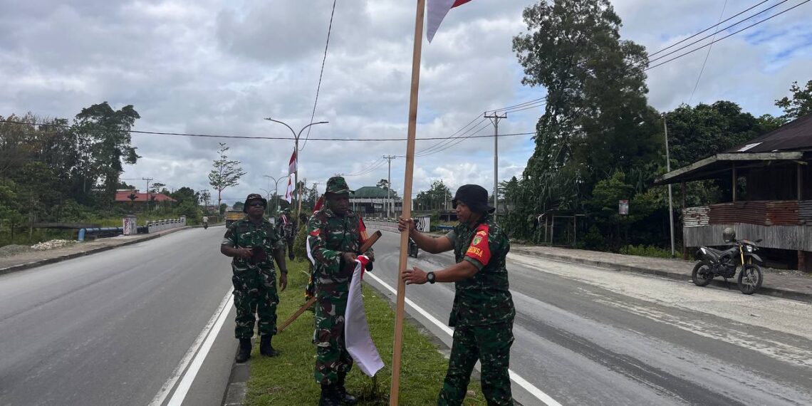 Sambut Bulan Kemerdekaan, Kodim 1710/Mimika Pasang Bendera Merah Putih Di Sepanjang Jalan