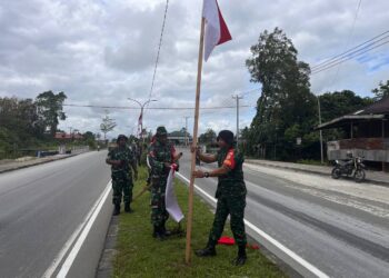 Sambut Bulan Kemerdekaan, Kodim 1710/Mimika Pasang Bendera Merah Putih Di Sepanjang Jalan