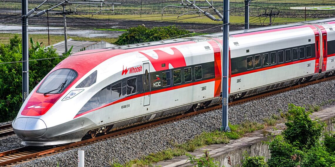 Whoosh Catat Kenaikan 10% Penumpang di Semester I 2025, Ini Penyebabnya