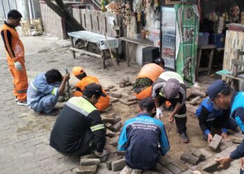 Jalan Rusak Pulau Harapan Diperbaiki Petugas Gabungan