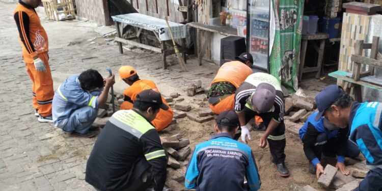 Jalan Rusak Pulau Harapan Diperbaiki Petugas Gabungan