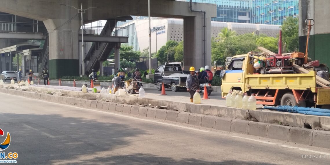 Jalan Raya Bekasi Macet, Perbaikan Depan United Tractors Memakan Badan Jalan