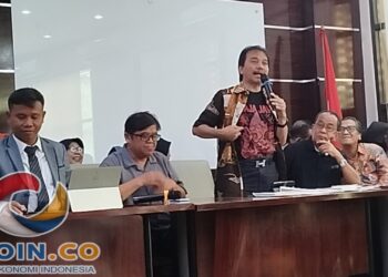 Roy Suryo Ungkap Data Ijazah Jokowi, Tunjukkan Kaos ‘Raja Jawa’
