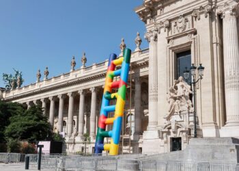 Seni Tangga Raksasa Paola Pivi Hadirkan Keajaiban di Paris