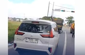 Pemotor Kejar Mobil Pelaku Tabrak Lari Penjual Keliling di Indramayu