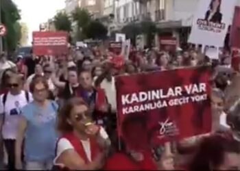 Massa Serbu Taksim, Polisi Tembakkan Gas Air Mata