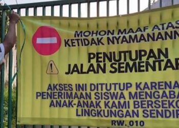 Warga Pamulang Tutup Jalan Protes SPMB