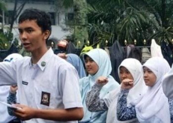 SMA 3 Tangerang Diserbu Warga Tuntut Transparansi