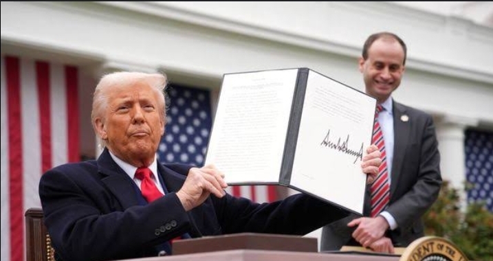 Tarif Baru Trump Ancam Ekonomi Global , Uni Eropa Terancam Balas Tarif Impor Trump