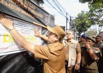Pemkot Bandung Segel Bangunan Gunakan Trotoar