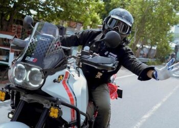 Touring di Lombok, Motor Desta Menimpa Kendaraan Motor Warga