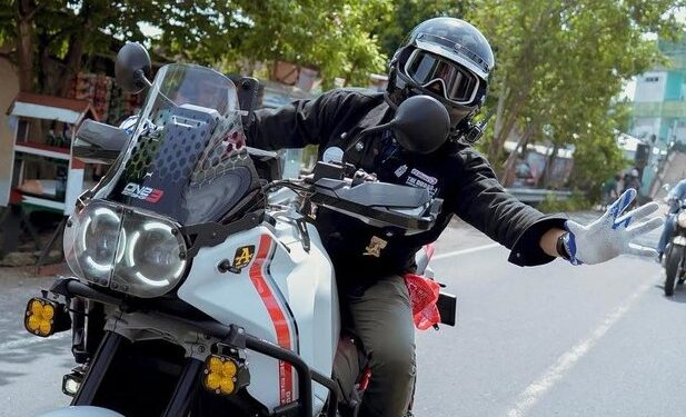 Touring di Lombok, Motor Desta Menimpa Kendaraan Motor Warga