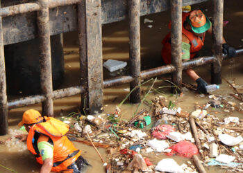 Penanganan Sampah Sungai Diperkuat Dinas LH DKI