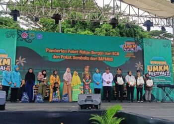 Pemprov Kaltim Serahkan Bantuan Sosial UMKM