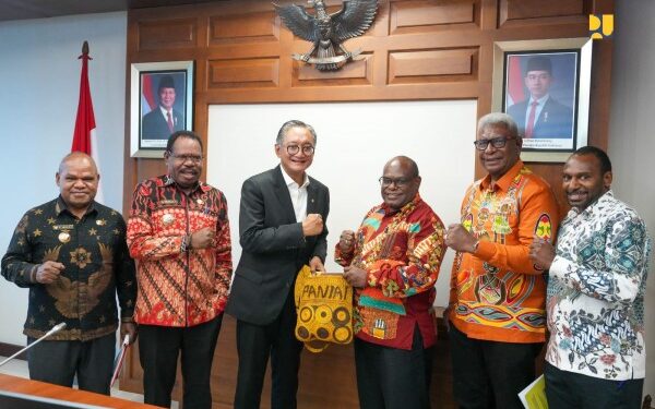 Pemerintah Pusat Komit Bangun Jalan, Air, RSUD di Papua