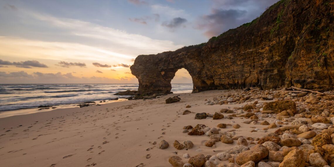 Keajaiban Alam Pantai Mbawana, Destinasi Tersembunyi di NTT