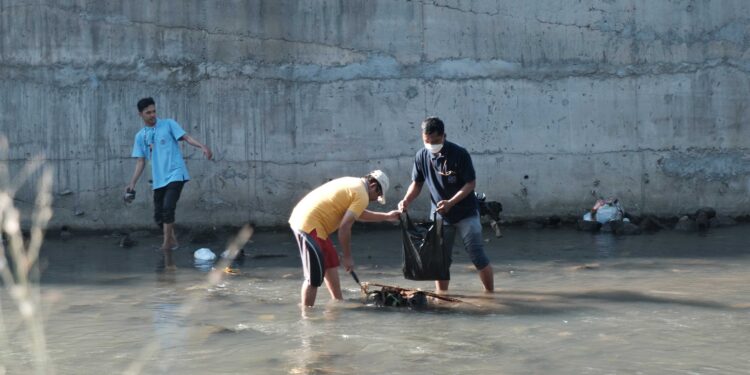 Hari Sungai Nasional, Warga Bersihkan Kali Code