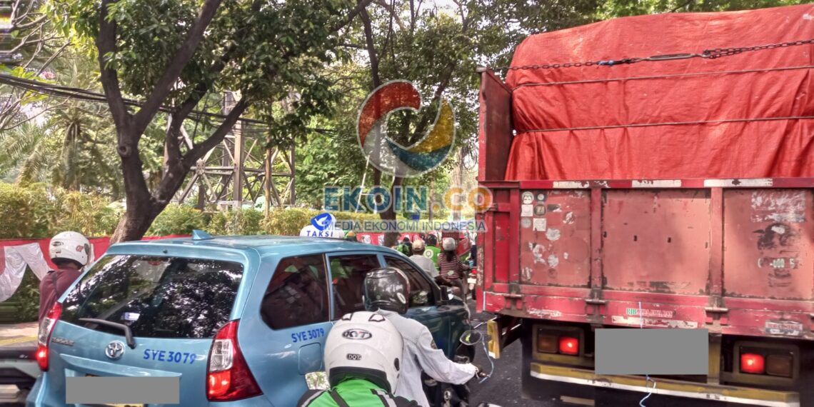 Jalan Gatot Subroto Ditutup Imbas Aksi Massa 25 Agustus di Depan Gedung DPR