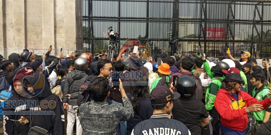 Aksi Massa 25 Agustus di Senayan: Massa Desak Bubarkan DPR dan Lengserkan Puan Maharani