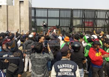 Aksi Massa 25 Agustus di Senayan: Massa Desak Bubarkan DPR dan Lengserkan Puan Maharani