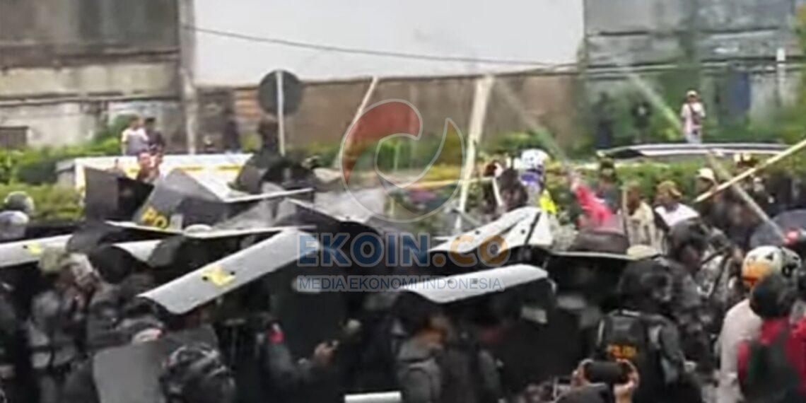 Bentrokan di Depan Gedung DPR, Polisi Tembakkan Gas Air Mata, Massa Masuk Jalan Tol