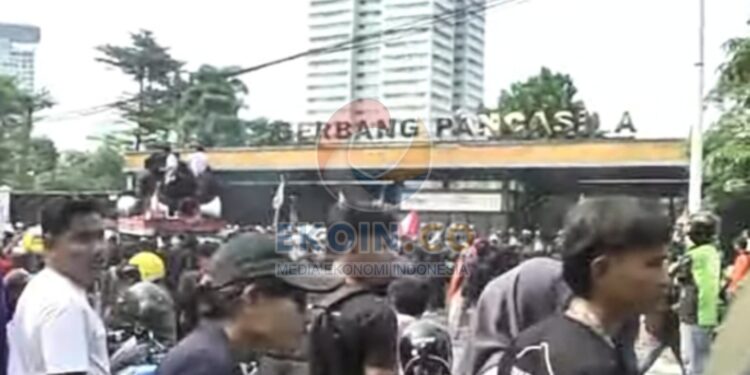 Dipukul Mundur, Massa Aksi Demo 25 Agustus Pindah ke Gerbang Belakang Gedung DPR