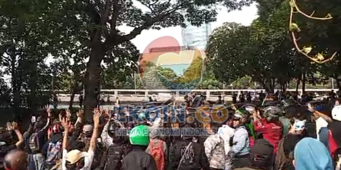 Aksi 25 Agustus di Depan Gedung DPR, Massa dan Polisi Bentrok di Jalan Gerbang Pemuda