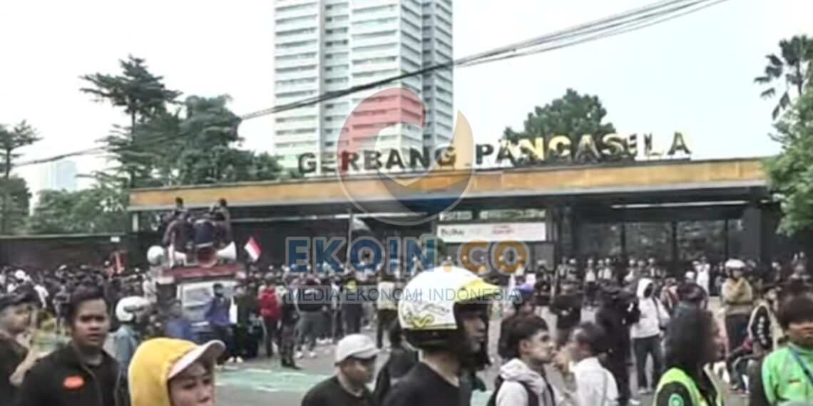 Massa Demo Terbagi Dua di Depan DPR, Sebagian Mundur ke Palmerah dan Sebagian Lain Tetap Berorasi di Gerbang Pancasila