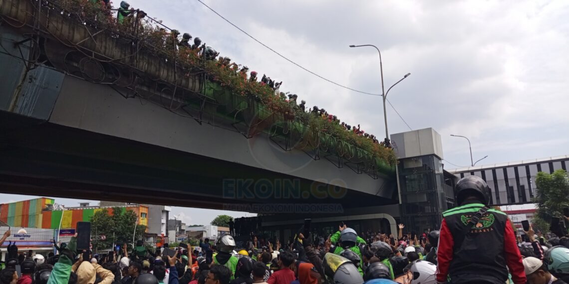 Mobil Dibakar hingga Dijarah Massa Dalam Bentrokan Mako Brimob Senen